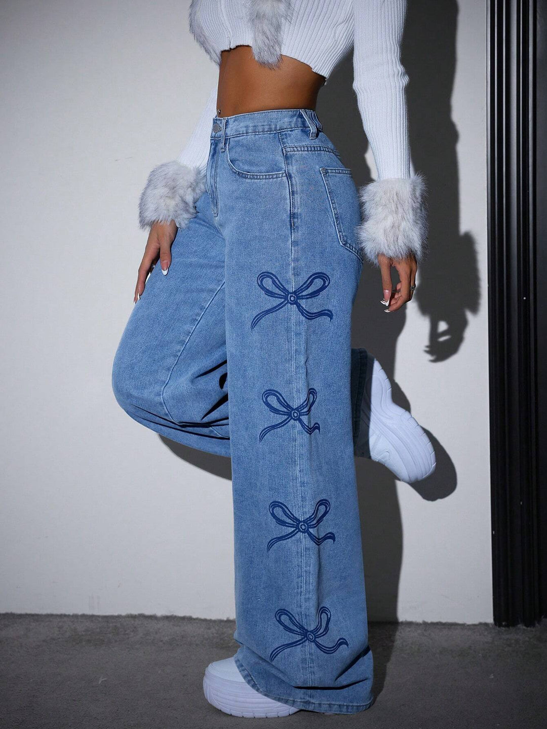 Loose Fit Blue Denim Jeans with Grinding Detail for Casual Stylish Looks