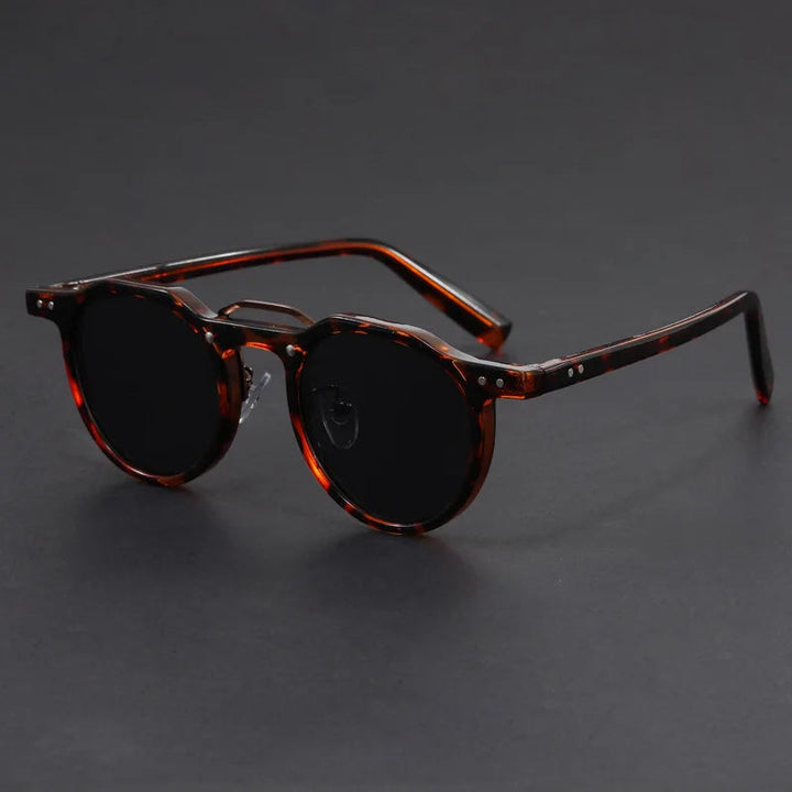 Robust men’s sunglasses – classic round design, lightweight material, for everyday wear