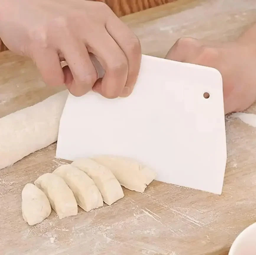 Multipurpose Dough Cutter Bowl Scraper - 13cm Kitchen Tool for Baking, Fondant, Cream, DIY Pastry and Cake